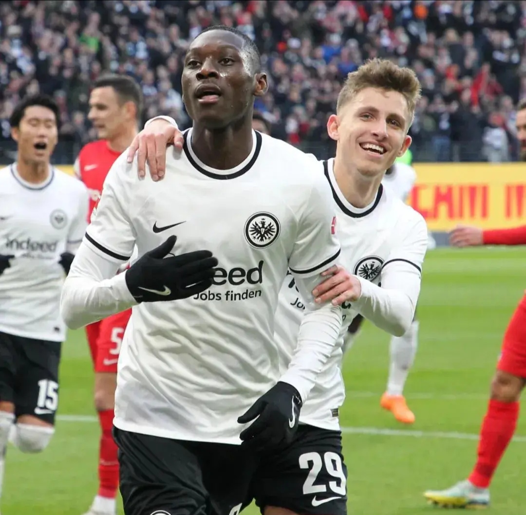 包含德甲赛前再迎强敌，法兰克福完成体检，主帅态度：更衣室稳定，年轻球员得到机会的词条