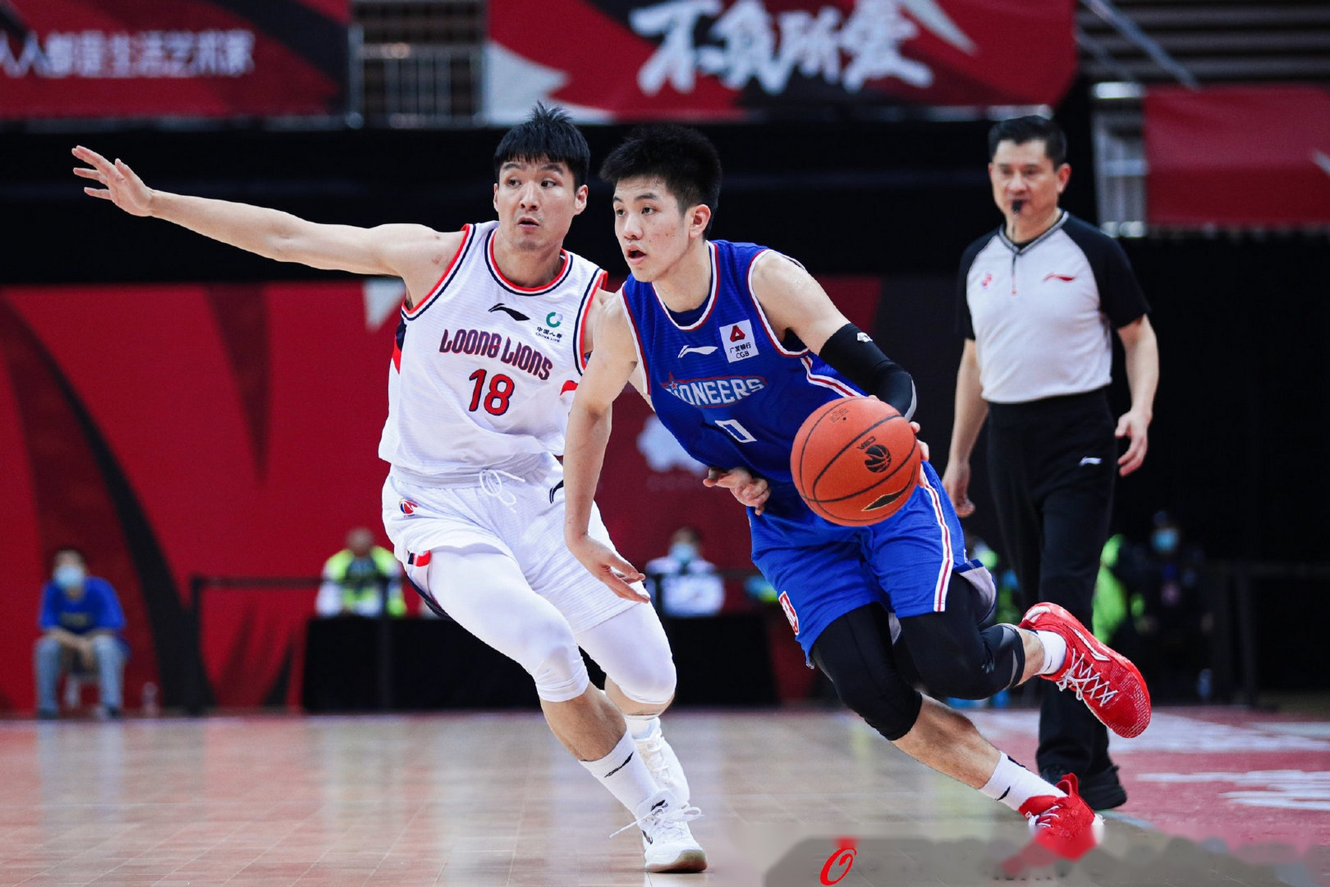 CBA常规赛加时末段走向成谜，广州队篮板制胜，震撼外界，临场指挥获称赞的简单介绍