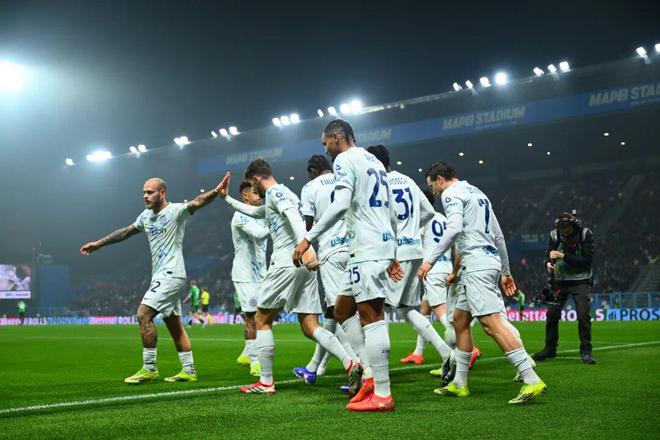 关于里程碑夜尤文图斯强势反弹巴黎圣日耳曼围绕西甲门线救险，现场解说直呼：多特蒙德集结日内部沟通的信息